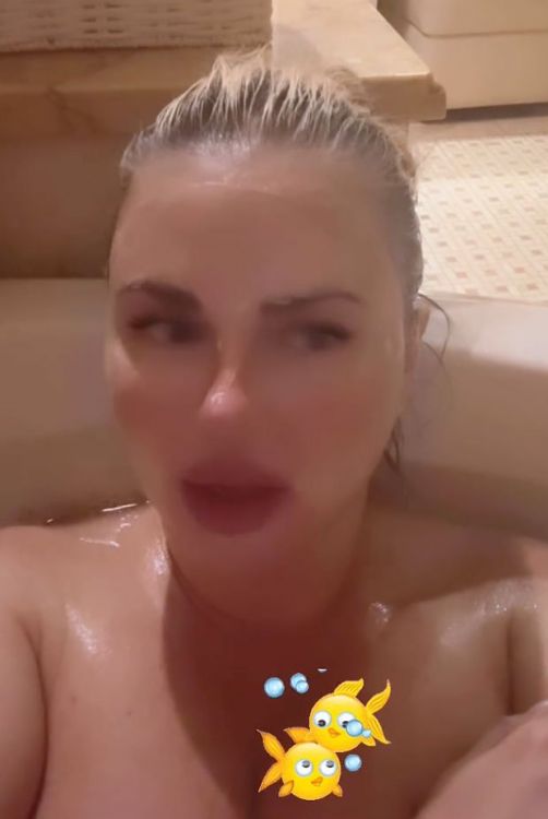 46-летняя Анна Семенович снялась топлес в ванной и показала видео фанатам