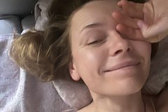 46-летняя Любовь Толкалина снялась в постели без макияжа