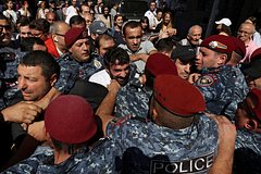 Армянский архиепископ призвал сместить власть в Ереване