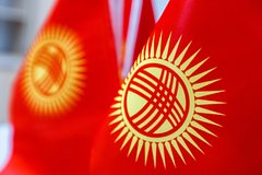Более тысячи человек собрались у хостела в Бишкеке после массовой драки