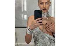 Ирина Шейк оголила грудь на камеру