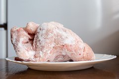 Мужчина попытался избавиться от эрекции и примерз пенисом к замороженной курице