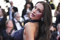 Популярная модель посетила Каннский кинофестиваль в прозрачном платье