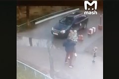 Россиянин ударил кулаком сидящего на руках отца ребенка и попал на видео