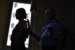 Российских школьниц заставили снять трусы перед ЕГЭ. Власти сочли ситуацию этичной