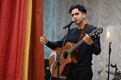 Соблазнил 17-летнюю и втерся в доверие к звездам. Как музыканту из Колумбии удавалось годами обманывать сотни россиянок?
