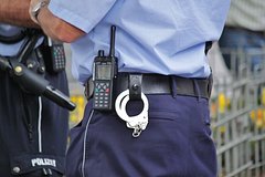 Учитель попросил школьниц расплести ему косички и был отстранен