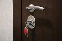 В России обманутая мошенниками пенсионерка помогла развести женщину на квартиру