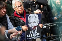 В США призвали снять обвинения с Ассанжа