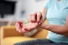 Женщина стала богаче на 2,6 миллиона рублей благодаря чесавшейся ладони