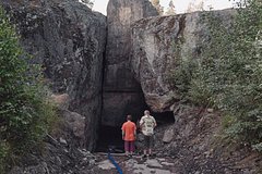 12 человек 37 лет лет рыли землю, чтобы найти легендарное сокровище, и наконец до него добрались. Что они узрели?