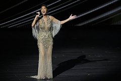 45-летняя Николь Шерзингер вышла на сцену в прозрачном платье