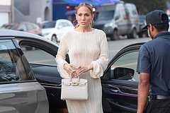 54-летняя Дженнифер Лопес прошлась по улице в прозрачном платье