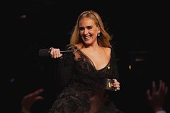 Адель вышла на сцену в наряде от Юдашкина