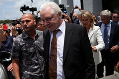 Ассанж покинул зал суда под аплодисменты