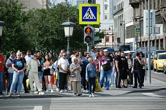 Автомобиль задавил отца с двумя детьми на переходе в российском регионе