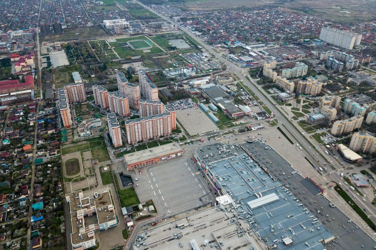 BMW с семьей вылетела с третьего этажа парковки в Краснодаре при странных обстоятельствах. Что известно о погибших?
