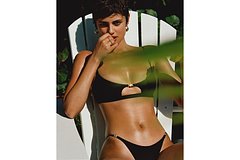 Бывший «ангел» Victoria’s Secret снялась в бикини российского бренда