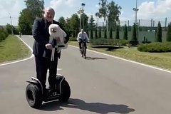 Лукашенко прокатился на сегвее со своим шпицем Умкой
