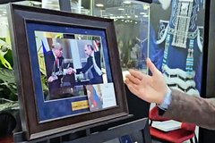 На ПМЭФ выставили на продажу автографы Путина и Трампа за миллионы рублей