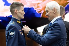 Новый глава Минобороны вручил именное оружие отличившимся участникам СВО