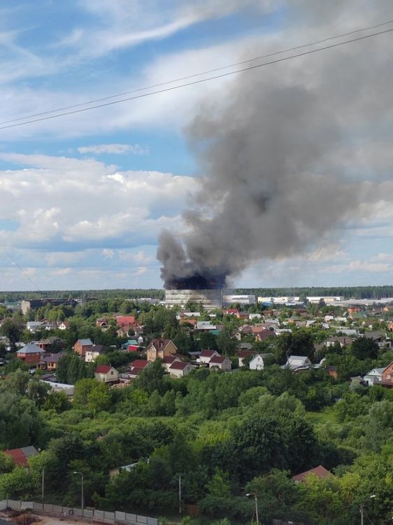 Очевидцы раскрыли подробности крупного пожара в НИИ с заблокированными на высоте людьми