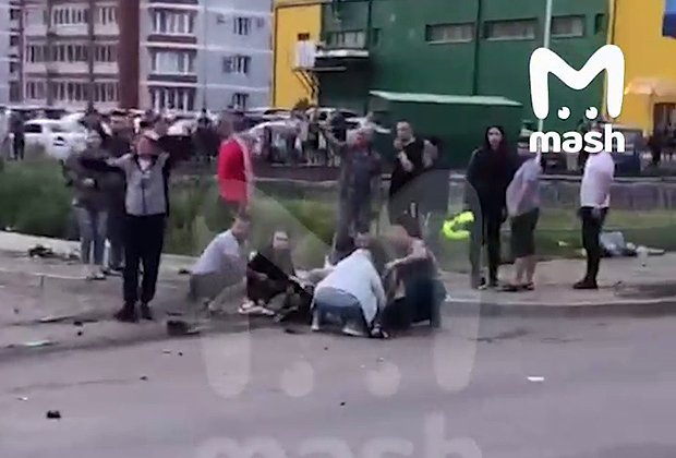 Пьяный водитель влетел в россиян. Тела погибших разметало вдоль дороги, среди них есть дети