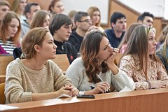 Половина россиян сохранила связи с друзьями по учебе после выпуска