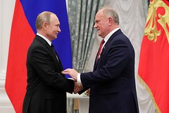 Путин присвоил звание Героя Труда отмечающему 80-летие лидеру КПРФ