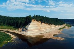 Россиянка сорвалась с обрыва во время отдыха с друзьями