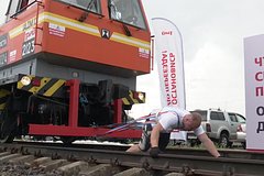 Силач из Ярославля протащил вагон весом 37 тонн и установил новый мировой рекорд