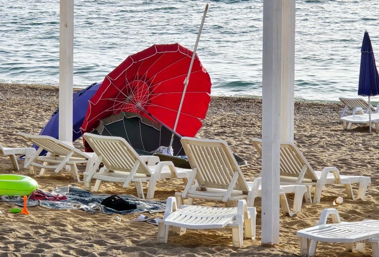 Водитель автобуса в Севастополе бесплатно вывозил людей с пляжа после ракетной атаки. Он спас 300 человек