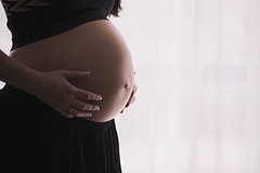 Женщина с очень редкой особенностью выносила младенцев в разных матках