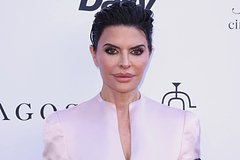 60-летняя актриса показала фигуру в купальнике