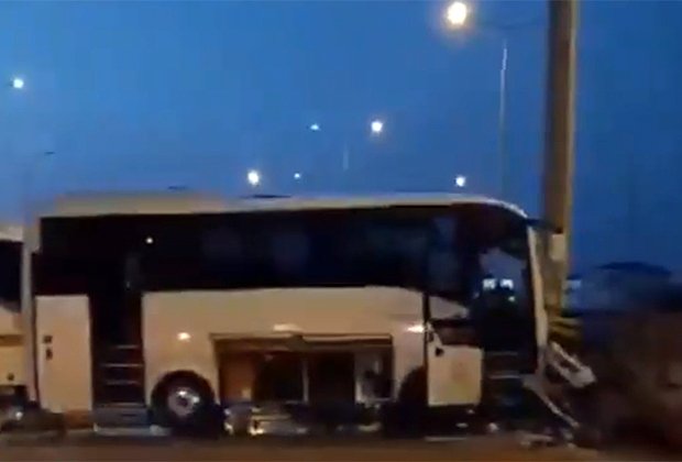 Автобус с российскими туристами врезался в бетонный столб в Турции. Пострадали десятки людей