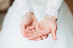 Большинство россиян выступили за смену фамилии женой после свадьбы