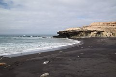 Четверых туристов смыло волной на глазах очевидцев в Испании