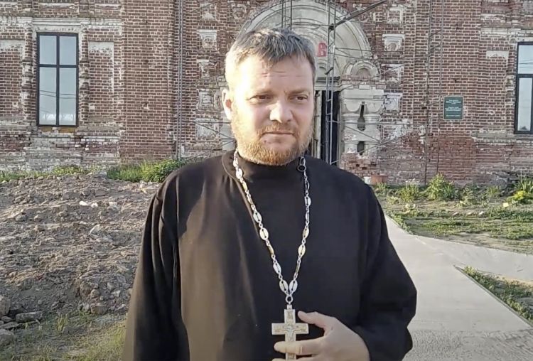 Ездившего на СВО священника лишили сана. Его обвиняли в краже гуманитарки и называли страшнейшим преступником