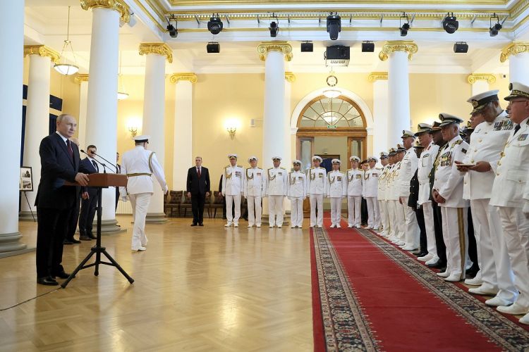 Иностранный военный разбил бокал на приеме у Путина