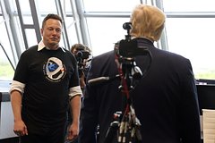 Маск решил жертвовать десятки миллионов долларов ежемесячно на кампанию Трампа