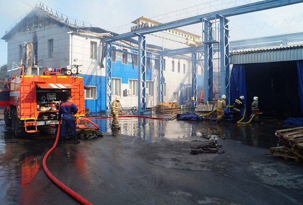 Показаны последствия мощного пожара на российском заводе после атаки дрона