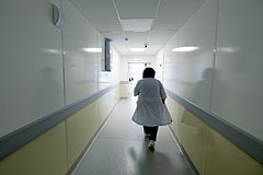 Пострадавшему от нападения сына миллиардера полицейскому понадобилась помощь врачей