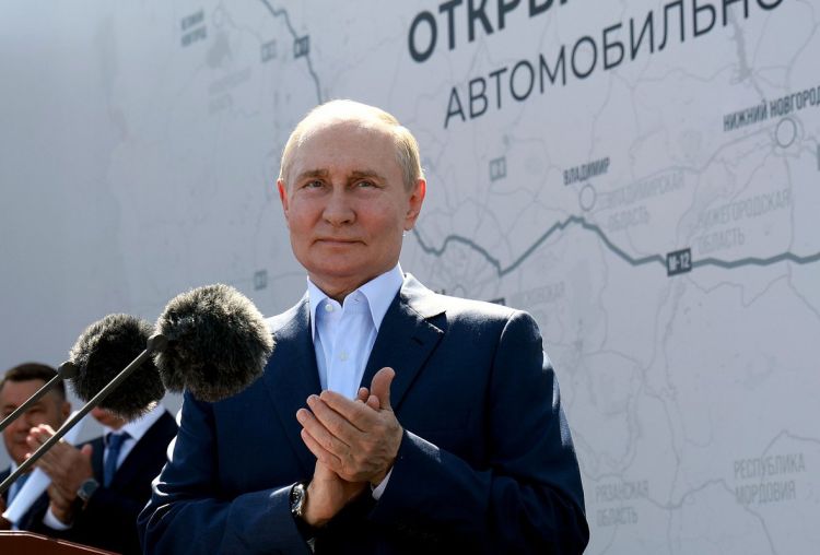 Путин прокатился за рулем Lada Aura