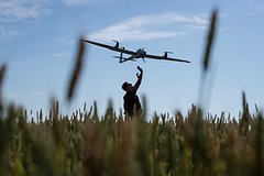 Украинский дрон сбросил боеприпас на машину с двумя россиянами