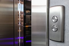 В Москве пять рожениц на последних сроках застряли в лифте
