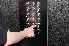 В Подмосковье лифт с подростком сорвался и пролетел несколько этажей