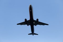 В самолете с пассажирами на борту произошел пожар из-за застрявшей между креслами вещи