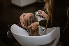 Российская стилистка назвала три стрижки для маскировки поврежденных волос